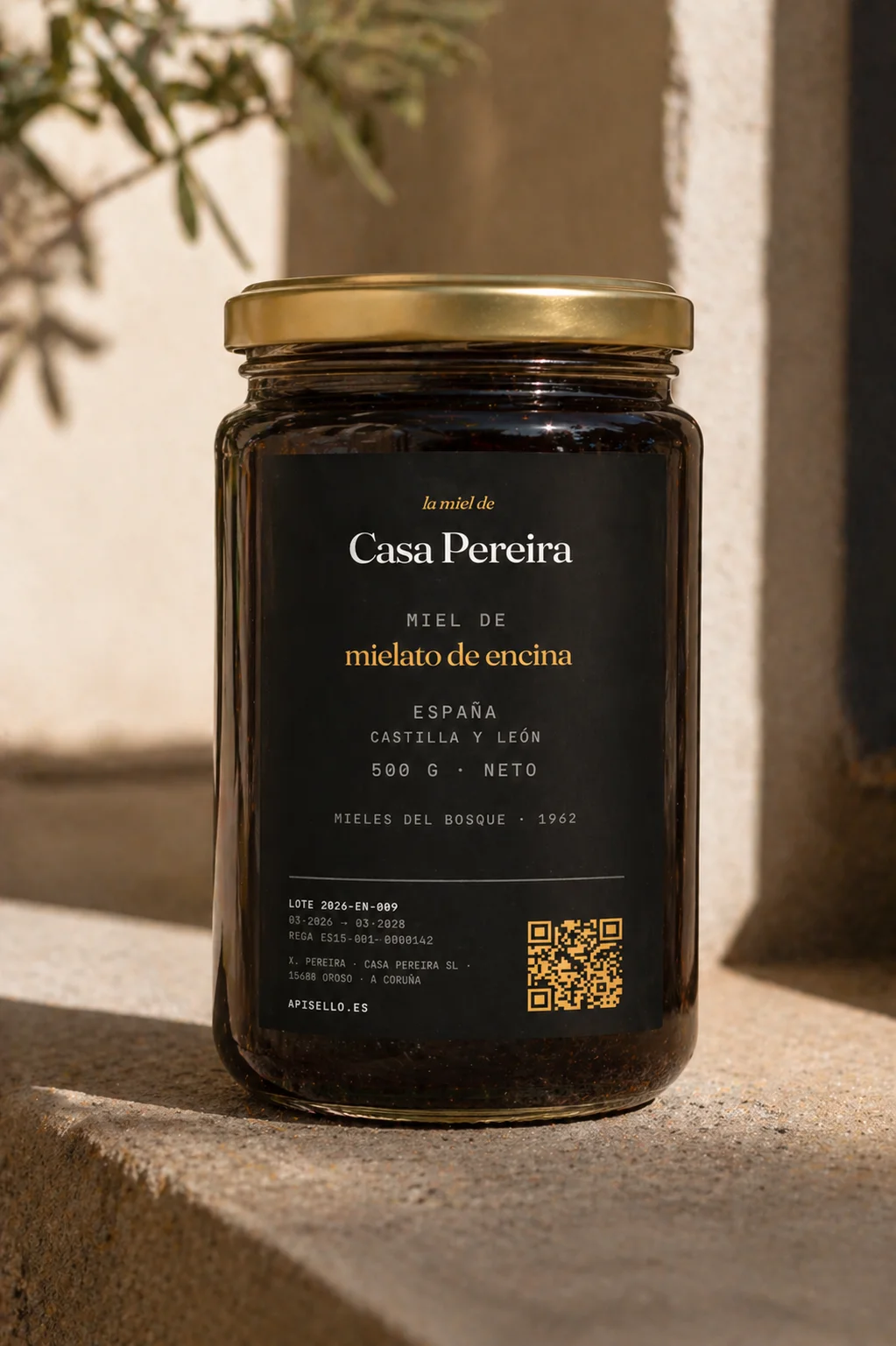 Tarro de miel artesana con etiqueta Apisello en luz natural